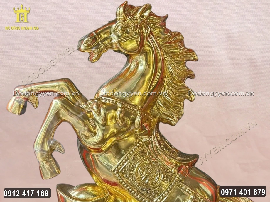 Bờm ngựa d&agrave;y, được chạm khắc uốn lượn mềm mại tung bay trong gi&oacute;